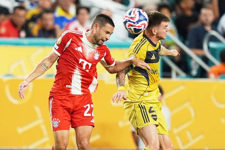 Raphaël Guerreiro in azione con la maglia del Bayern Monaco durante una sfida internazionale.