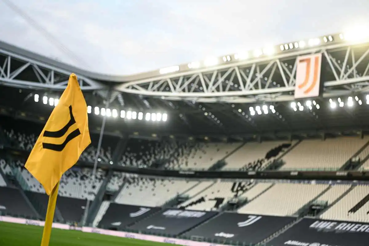 Bandierina d’angolo allo Juventus Stadium prima di una partita di Serie A 2025/2026 a Torino.