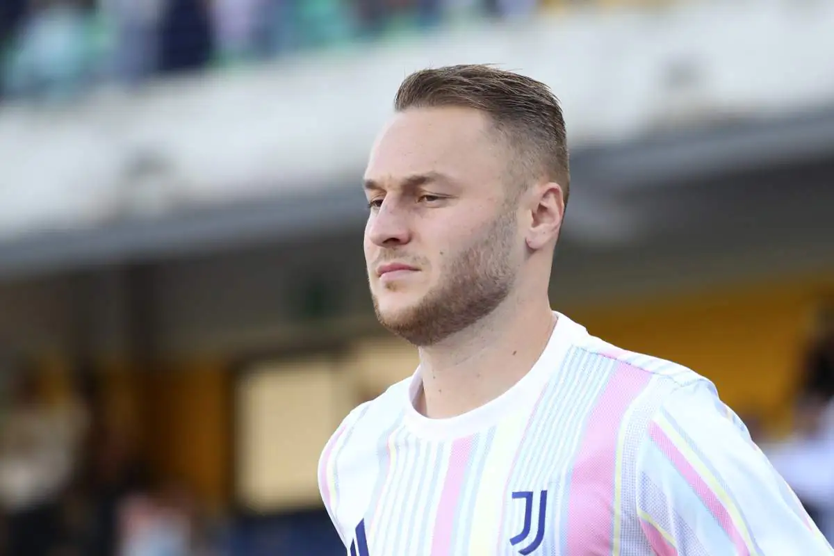 Koopmeiners entra in campo con gli abiti da allenamento della Juventus