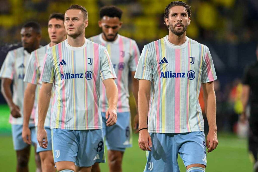 Manuel Locatelli e Ten Koopmeiners nella Juventus durante una partita della stagione 2025, in un momento di tensione legato alle valutazioni di mercato sul futuro di un big bianconero.