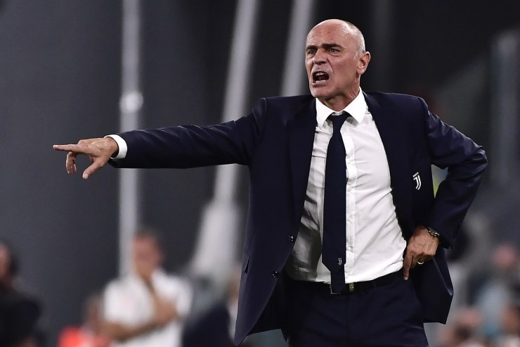 Giovanni Martusciello, vice allenatore della Juventus, dirige i suoi giocatori dalla panchina durante una partita di Serie A