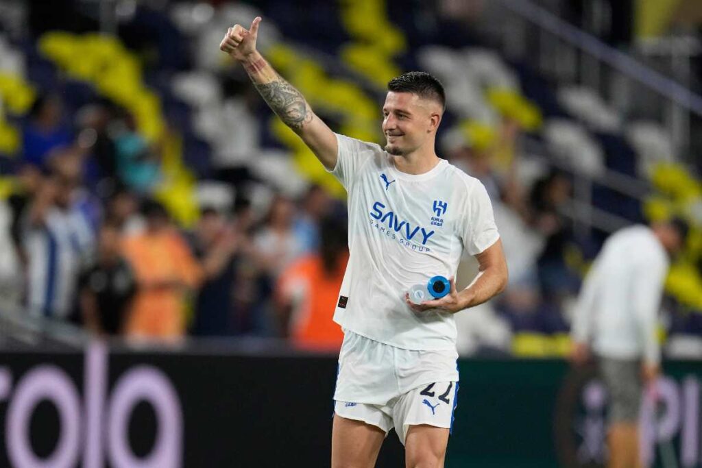 Sergej Milinkovic-Savic saluta il pubblico con la maglia dell’Al-Hilal durante una partita della stagione 2025/2026.
