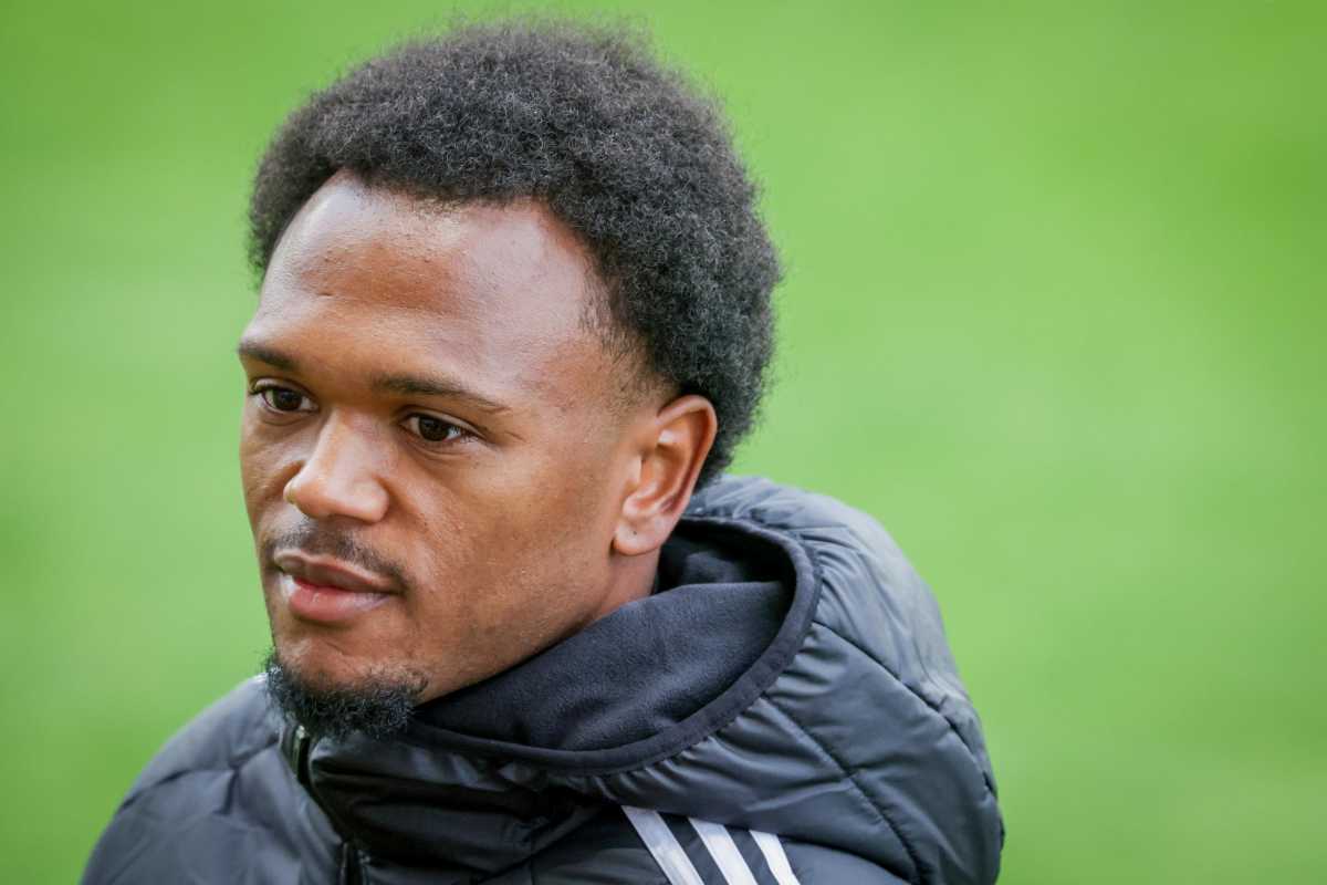 Openda con indosso un giubbino del Belgio