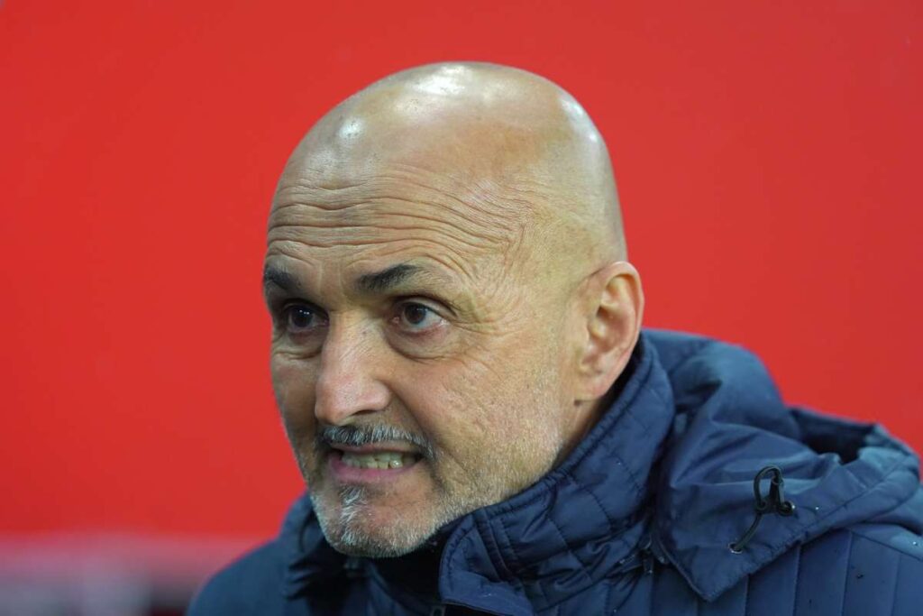 Luciano Spalletti, allenatore dell'Italia, osserva intensamente la partita dalla panchina durante una gara