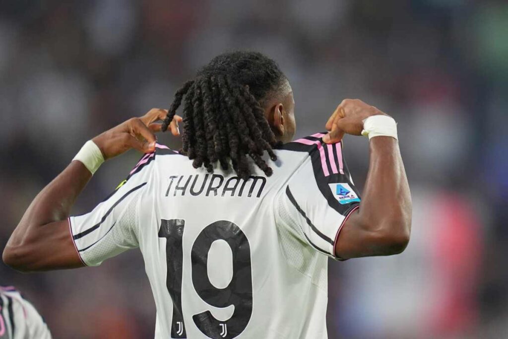 Thuram mostra il suo cognome dietro la maglia
