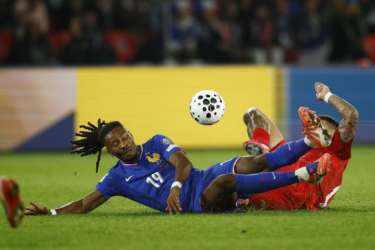 Thuram in contrasto in scivolata