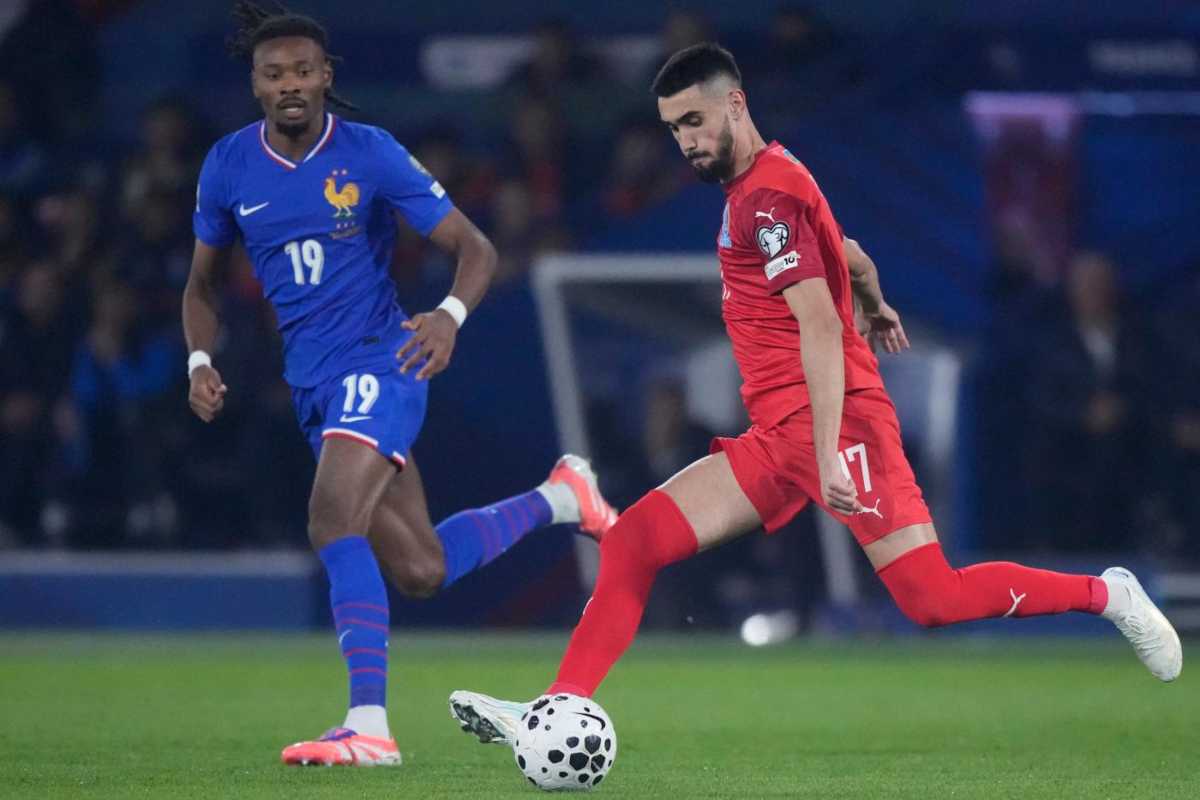 Thuram in campo con indosso la maglia della Francia contro l'Azerbaigian