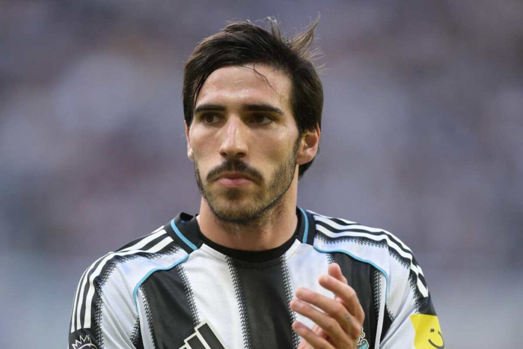 Sandro Tonali in campo durante una partita con il Newcastle, al centro delle voci di mercato che lo accostano alla Juventus nell’ottobre 2025.