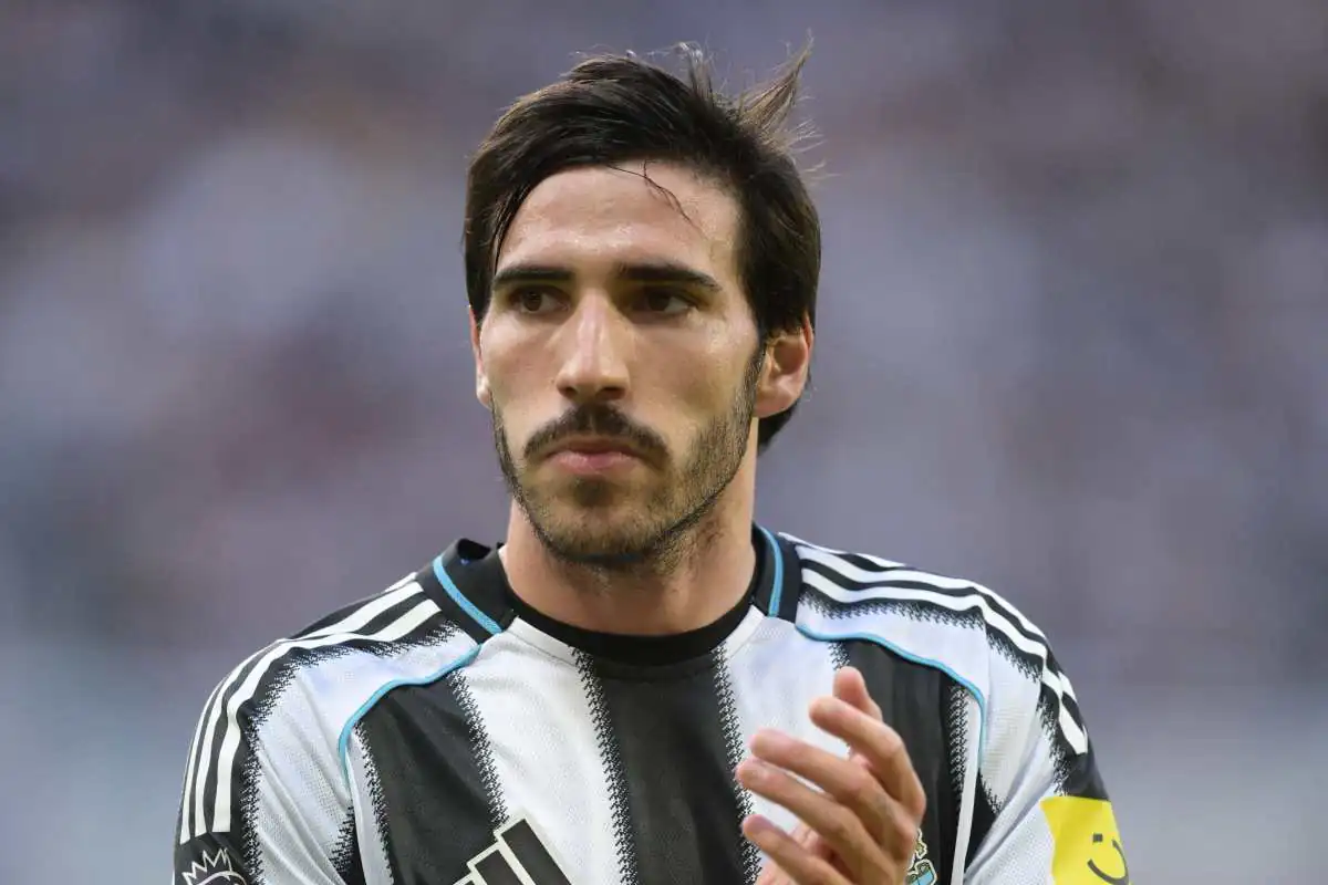 Sandro Tonali in campo durante una partita con il Newcastle, al centro delle voci di mercato che lo accostano alla Juventus nell’ottobre 2025.