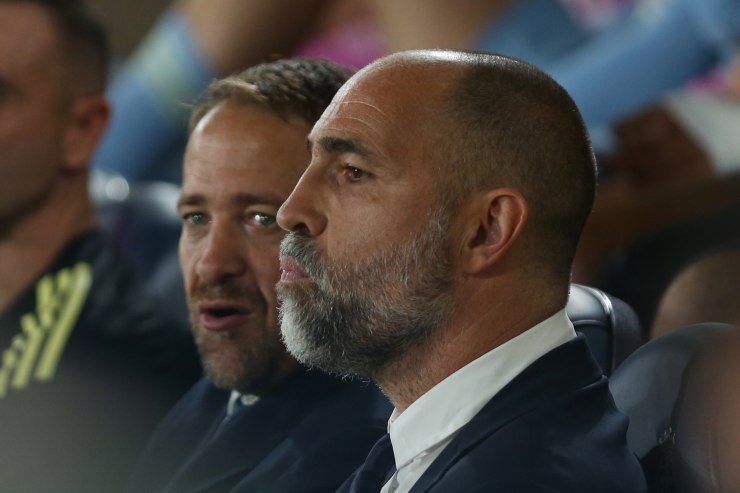 Tudor pensieroso seduto in panchina