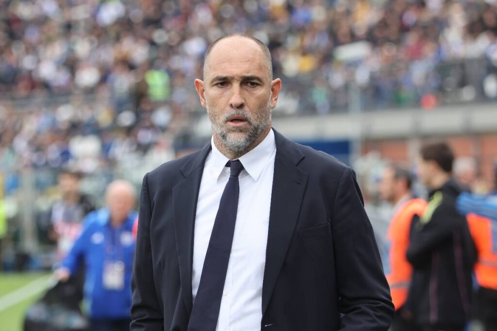 Igor Tudor, allenatore della Juventus, ritratto a bordocampo nel 2025 con espressione concentrata durante una partita di Serie A.
