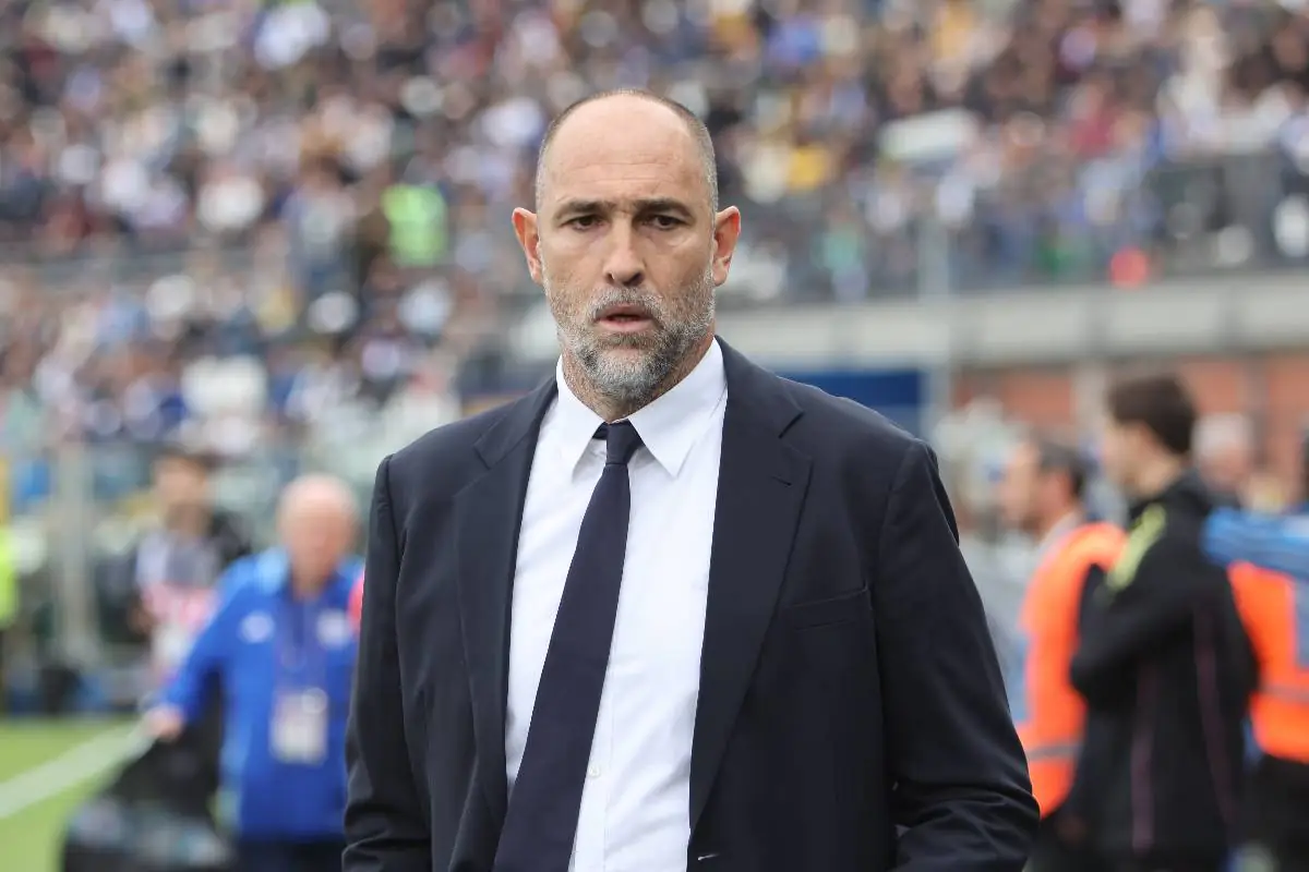 Igor Tudor, allenatore della Juventus, ritratto a bordocampo nel 2025 con espressione concentrata durante una partita di Serie A.