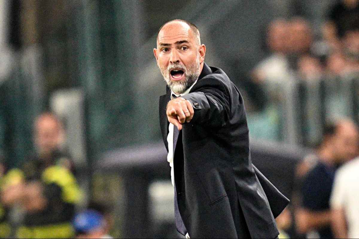 Tudor da indicazioni durante una sfida di campionato del 2025