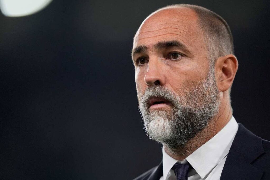 L’allenatore della Juventus Igor Tudor osserva concentrato dalla panchina durante una partita di Serie A 2025/2026 all’Allianz Stadium di Torino.