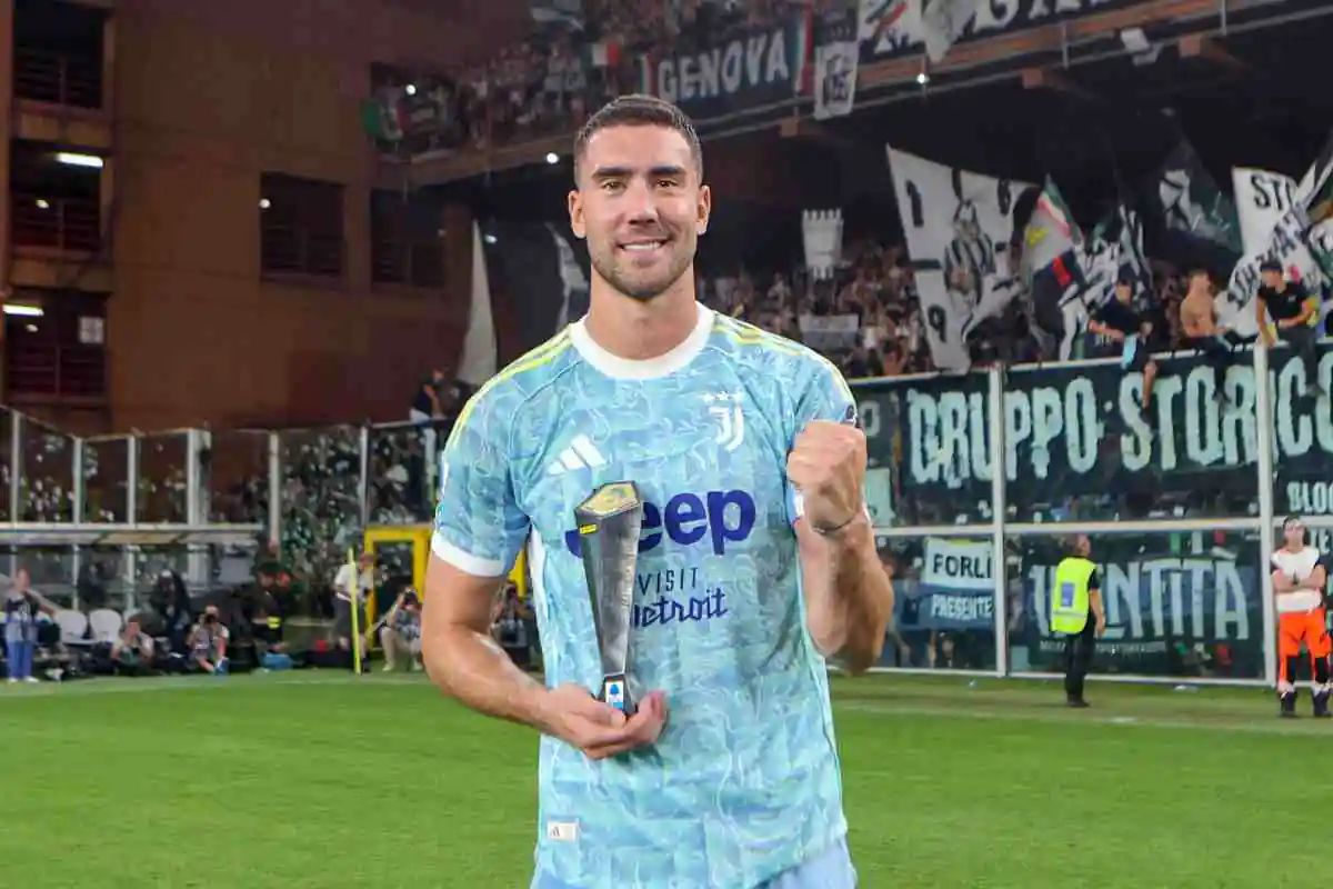 Dusan Vlahovic premiato come miglior giocatore dopo una partita della Juventus, protagonista delle voci di mercato sul suo futuro nella stagione 2025/2026.