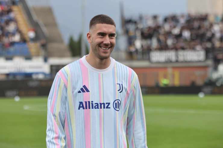 Dusan Vlahovic sorride durante il riscaldamento con la Juventus, indossando la maglia pre-gara della stagione 2025/26.