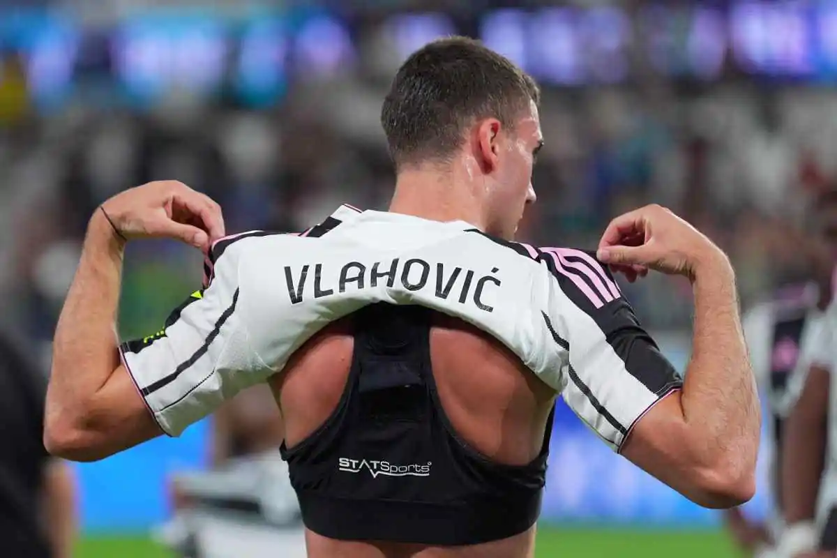 Dusan Vlahovic esulta mostrando la maglia con il suo nome dopo un gol con la Juventus durante la stagione 2025/26.