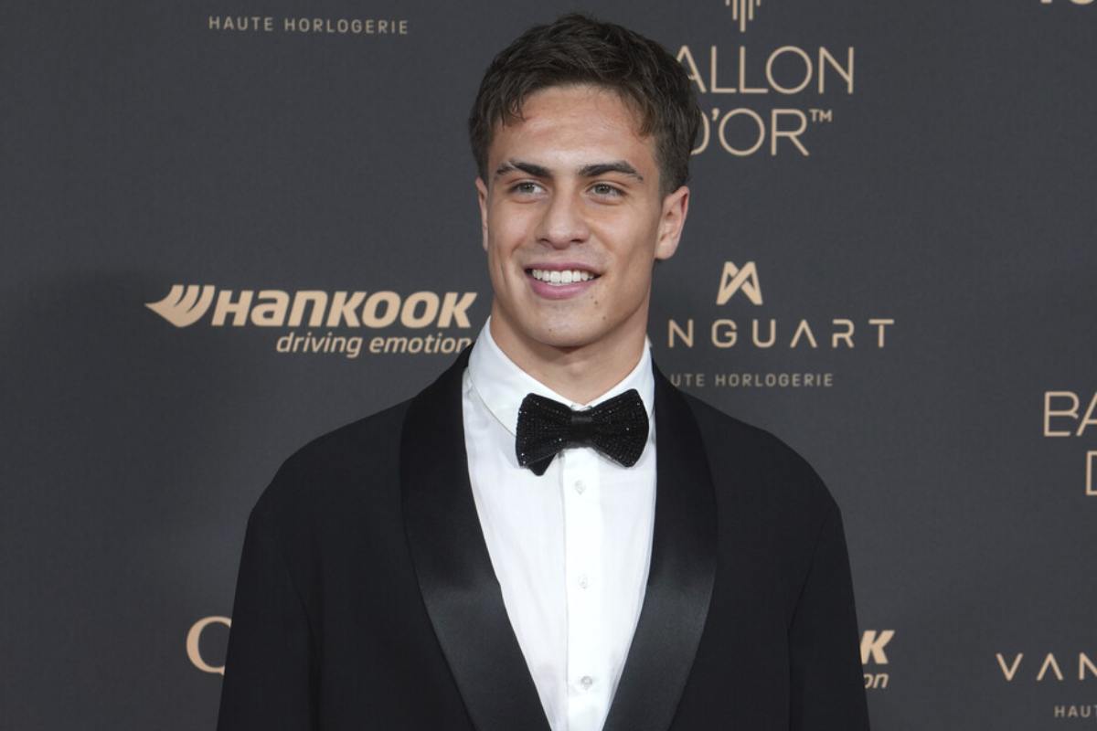 Kenan Yildiz della Juventus sul red carpet del Ballon d’Or 2025 a Parigi, elegante in smoking nero con papillon.