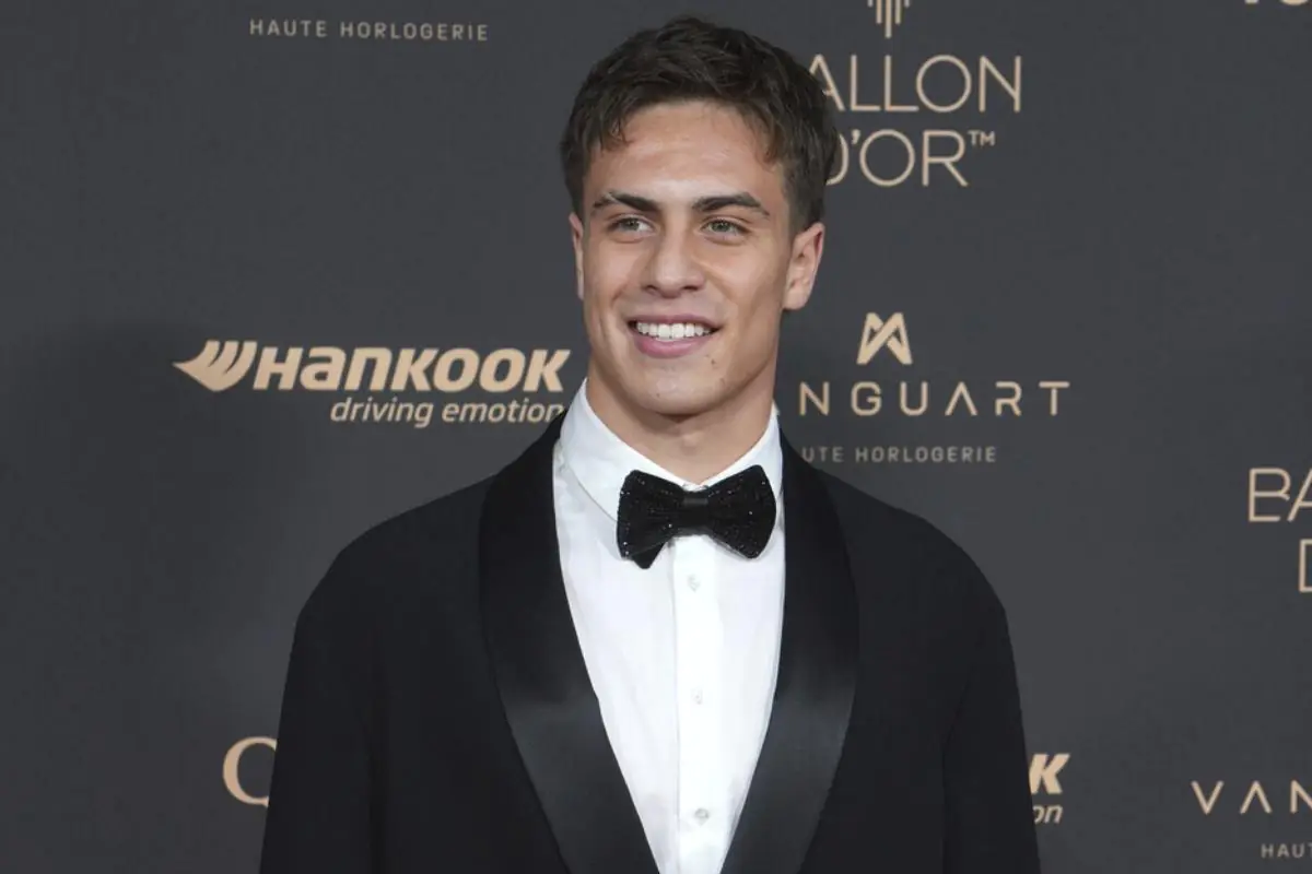 Kenan Yildiz della Juventus sul red carpet del Ballon d’Or 2025 a Parigi, elegante in smoking nero con papillon.