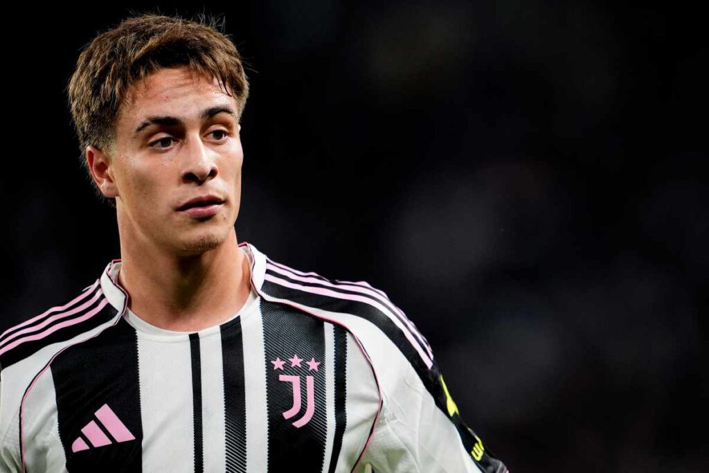 Kenan Yildiz con la maglia della Juventus durante una partita di Serie A 2025, al centro delle voci di mercato che preoccupano i tifosi bianconeri.