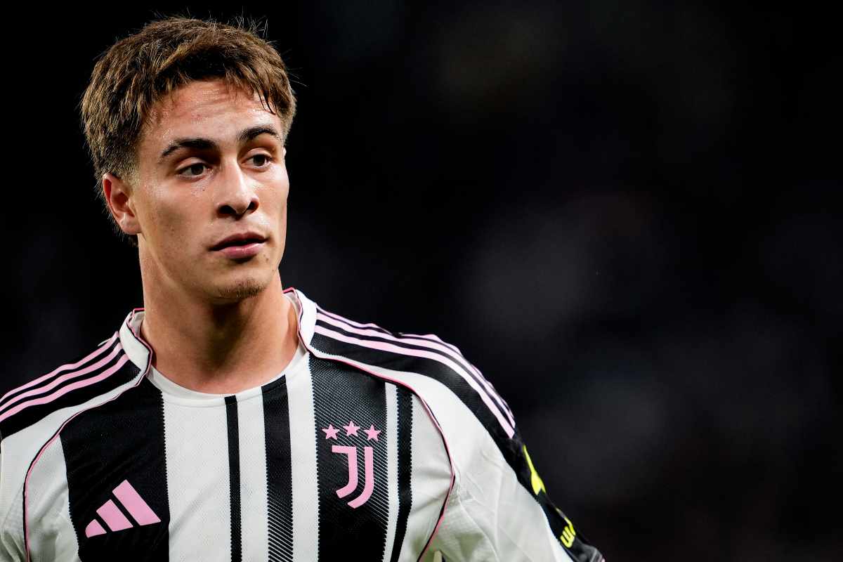 Kenan Yildiz con la maglia della Juventus durante una partita di Serie A 2025, al centro delle voci di mercato che preoccupano i tifosi bianconeri.