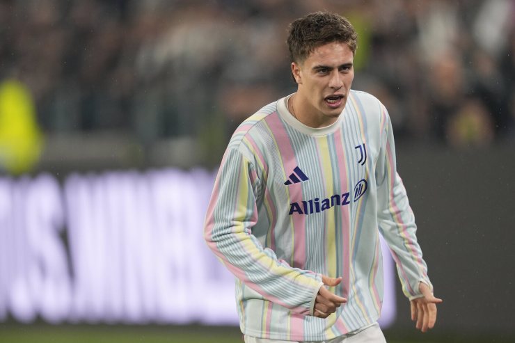 Kenan Yıldız della Juventus durante il riscaldamento pre-partita con la maglia d’allenamento multicolor.