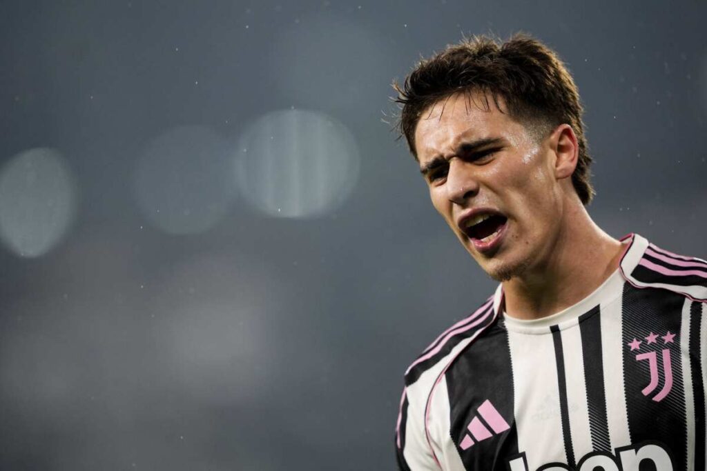 Kenan Yıldız della Juventus durante una partita di Serie A, visibilmente deluso dopo un’azione mancata.