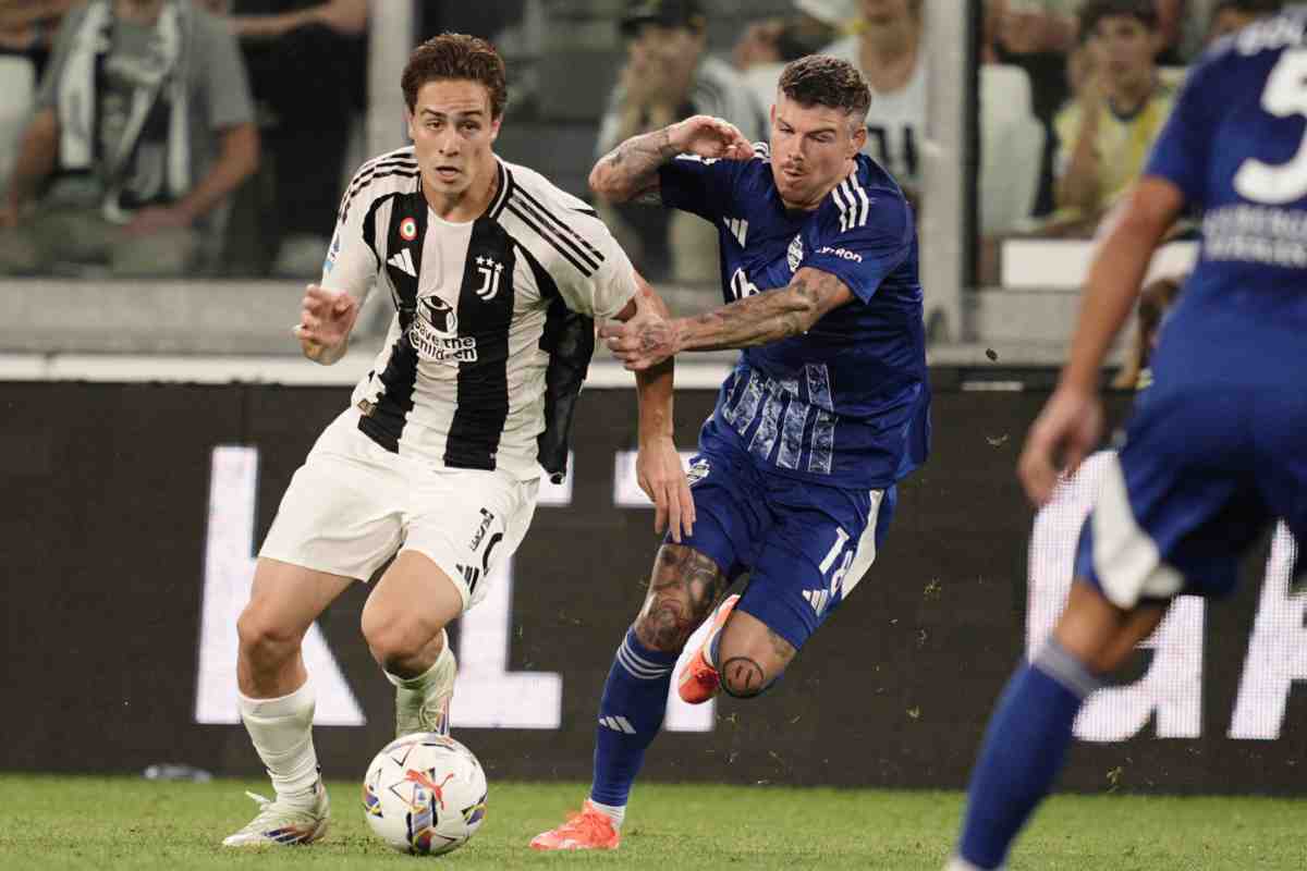 Yildiz duella in campo con Alberto Moreno durante una sfida tra Juventus e Como