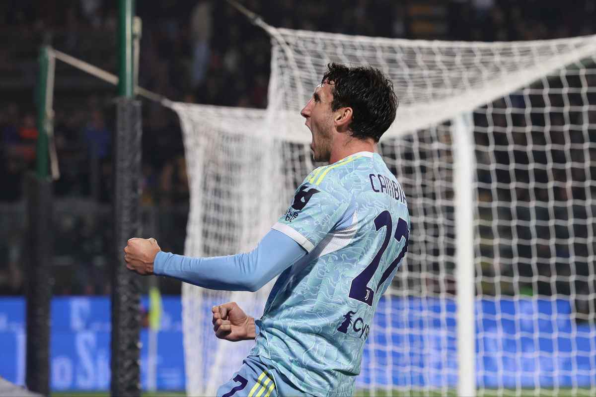 Andrea Cambiaso esulta dopo il gol segnato con la maglia della Juventus nella stagione 2025/2026 di Serie A.