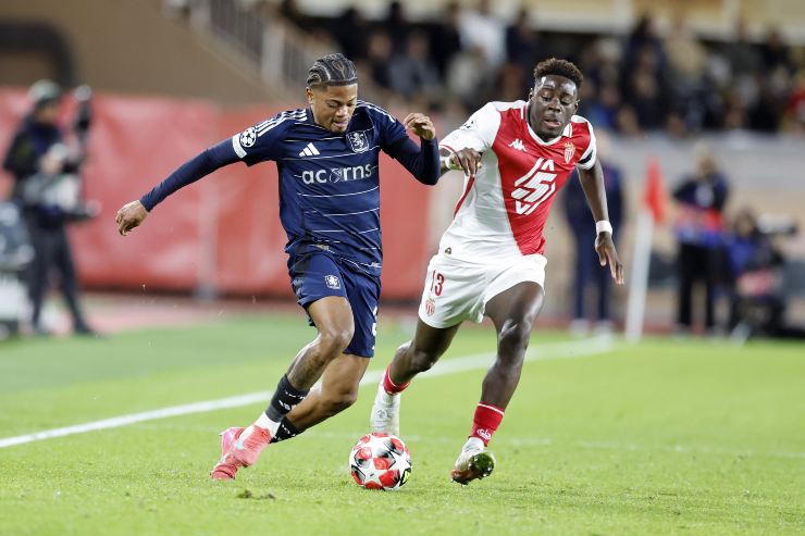 Christian Mawissa, difensore del Monaco, e Leon Bailey, ex attaccante dell'Aston Villa, in un match di Champions League della stagione 2024/25