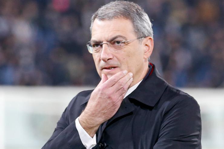 Damien Comolli osserva prima della partita