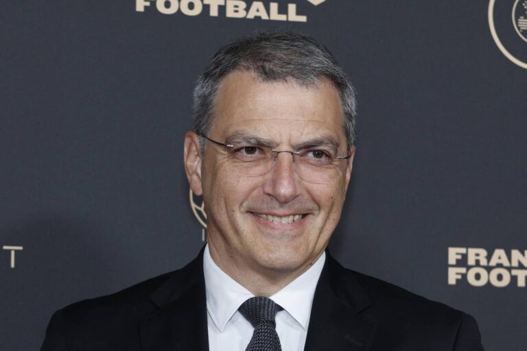 Il dirigente sportivo della Juventus Comolli sorride davanti alle telecamere