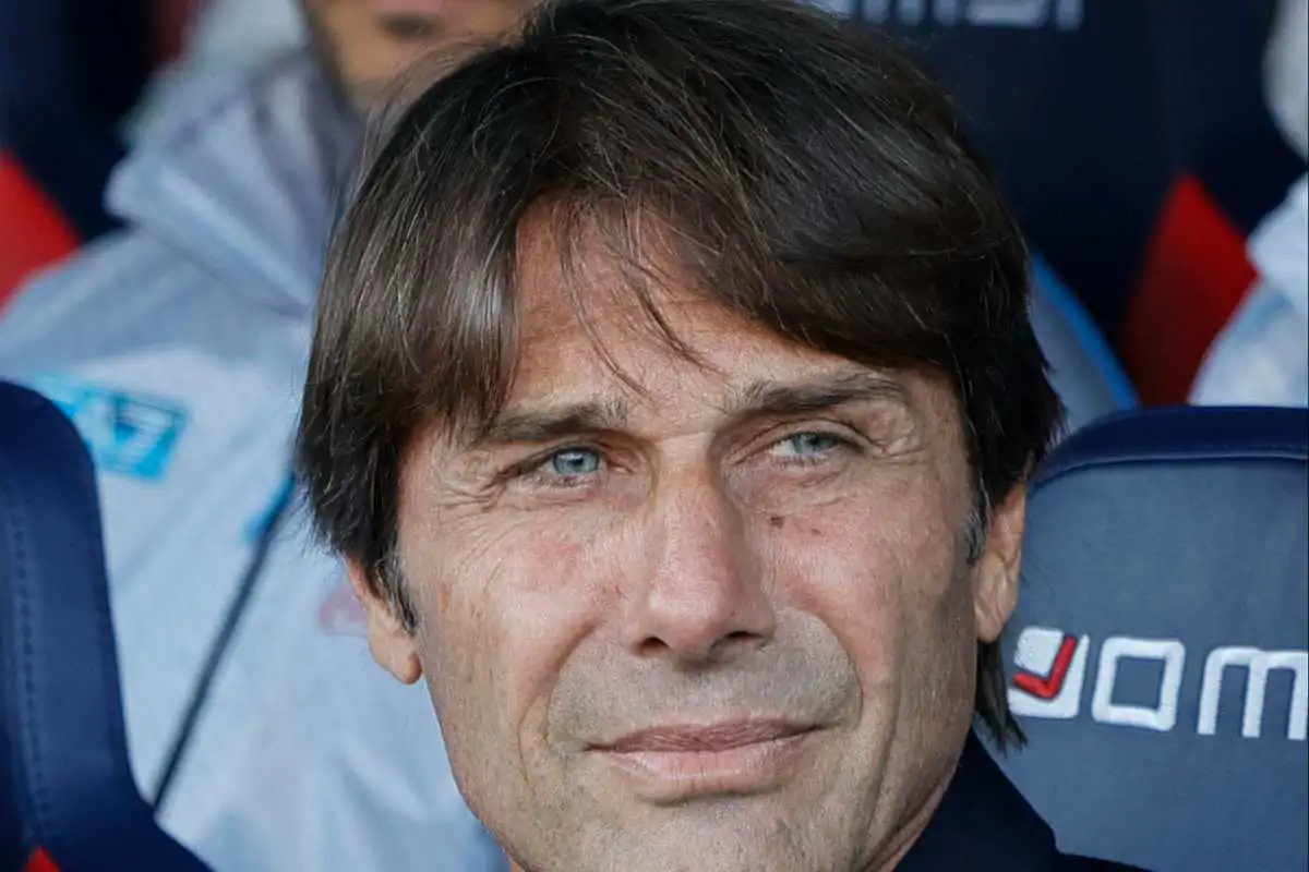 Antonio Conte in panchina durante una partita di campionato del Napoli