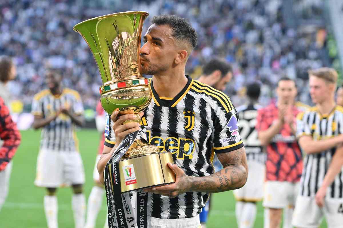 Danilo dopo la vittoria della Coppa Italia con la Juventus