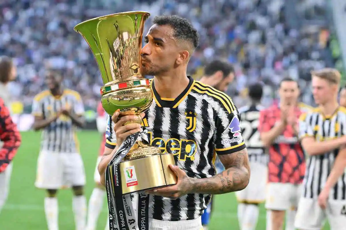 Danilo dopo la vittoria della Coppa Italia con la Juventus