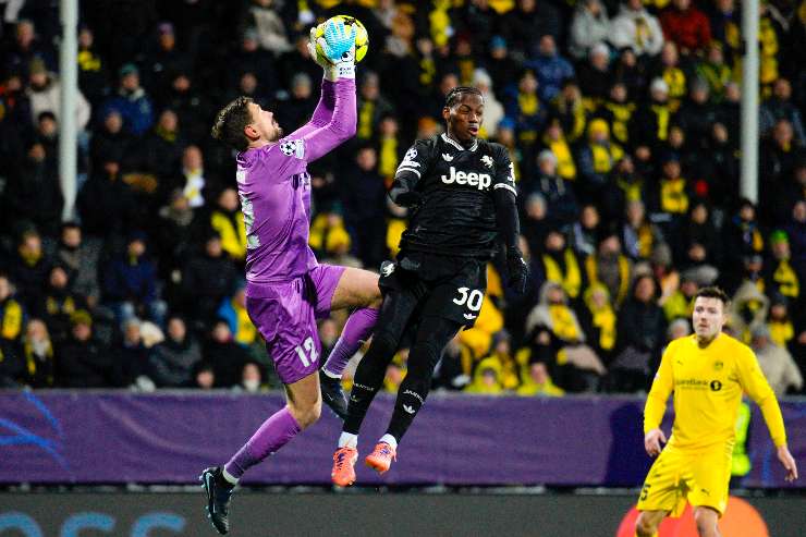 David in contrasto con il portiere avversario