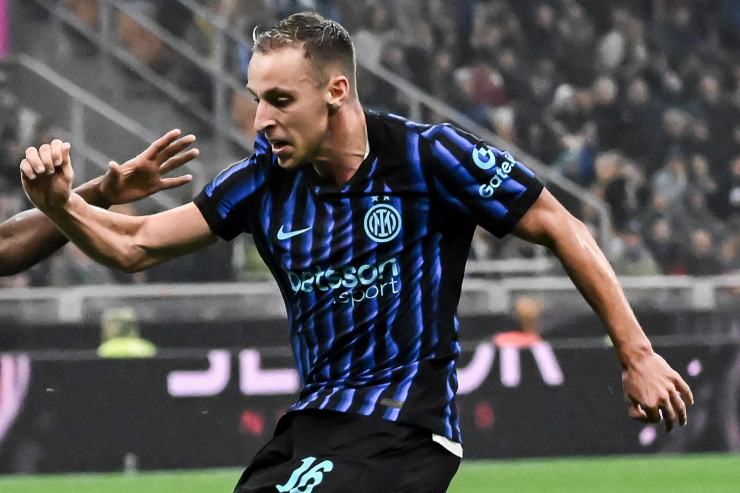 Davide Frattesi in azione con la maglia dell'Inter durante una partita di campionato allo stadio San Siro