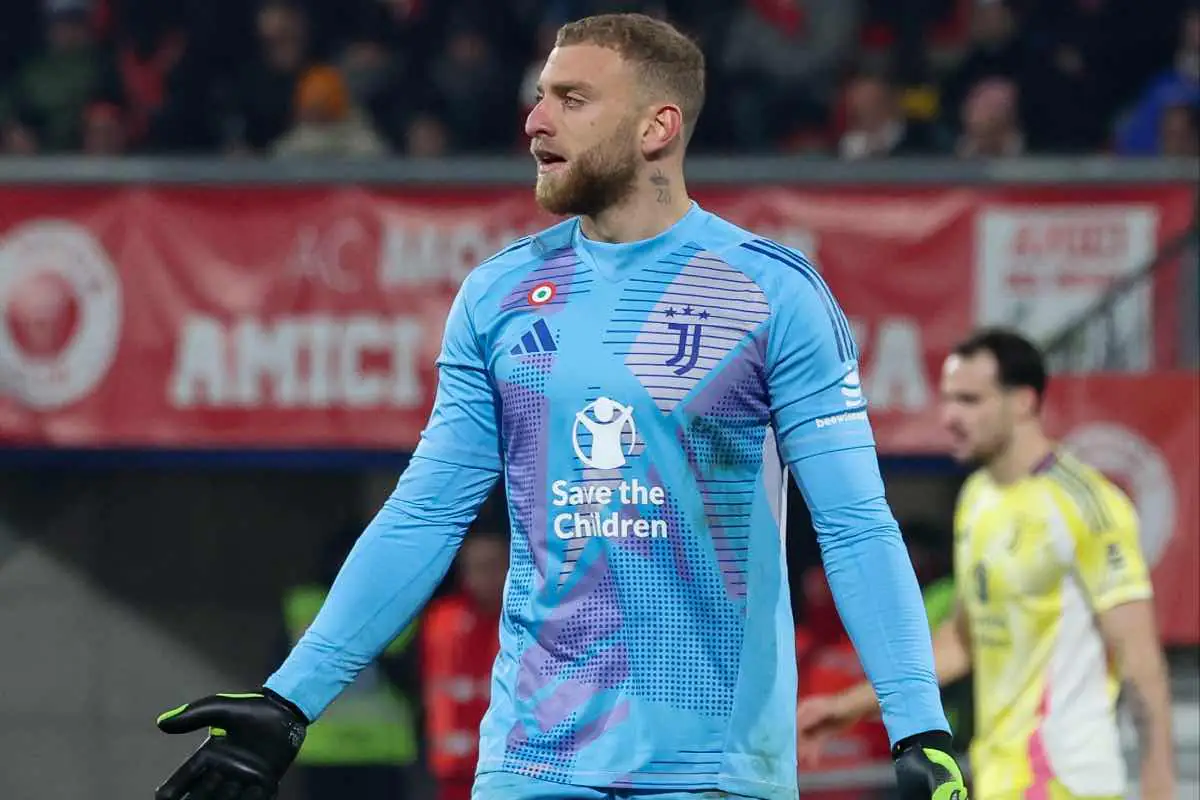 Michele Di Gregorio, portiere della Juventus, esprime frustrazione durante una partita, con il volto segnato dall’intensità del match.