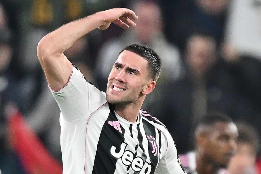 Dusan Vlahović esulta con la Juventus all'Allianz Stadium durante una partita di Champions League