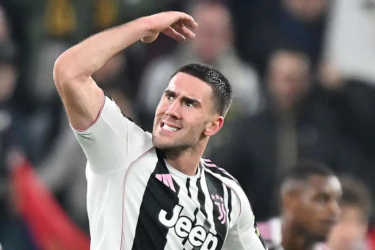 Dusan Vlahović esulta con la Juventus all'Allianz Stadium durante una partita di Champions League