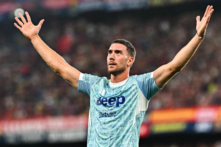 Dusan Vlahović esulta con la Juventus durante una partita di campionato allo stadio Marassi