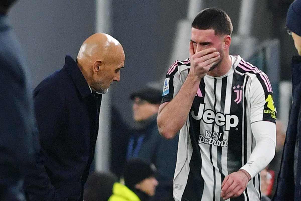 Dusan Vlahovic mentre esce dal campo