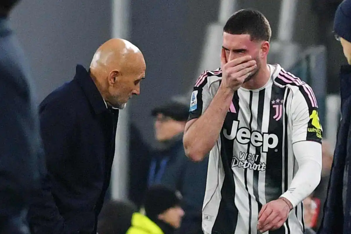 Dusan Vlahovic mentre esce dal campo