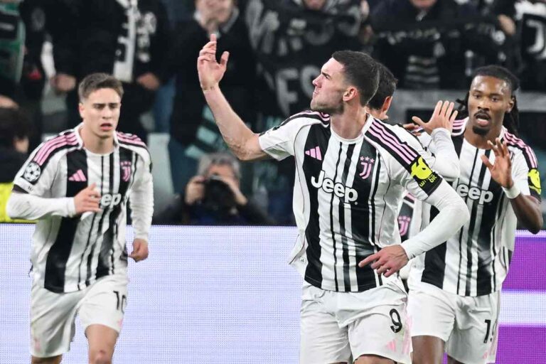 Dusan Vlahovic, Kenan Yildiz e Khephren Thuram esultano dopo la rete del serbo contro lo Sporting Lisbona in Champions League