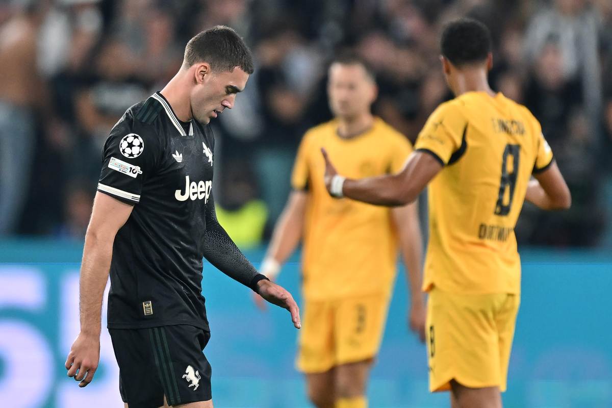 Dusan Vlahovic, attaccante della Juventus, sconsolato nel corso del match di Champions League contro il Borussia Dortmund