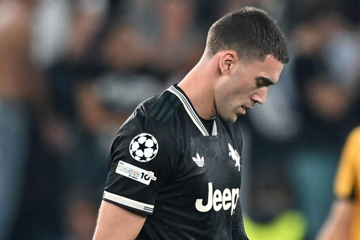 Dusan Vlahović in campo con la maglia della Juventus durante una partita di Champions League all'Allianz Stadium