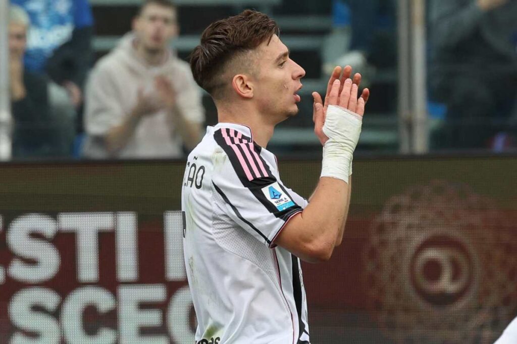 Francisco Conceição in campo con la maglia della Juventus durante una partita di campionato allo stadio Giuseppe Sinigaglia