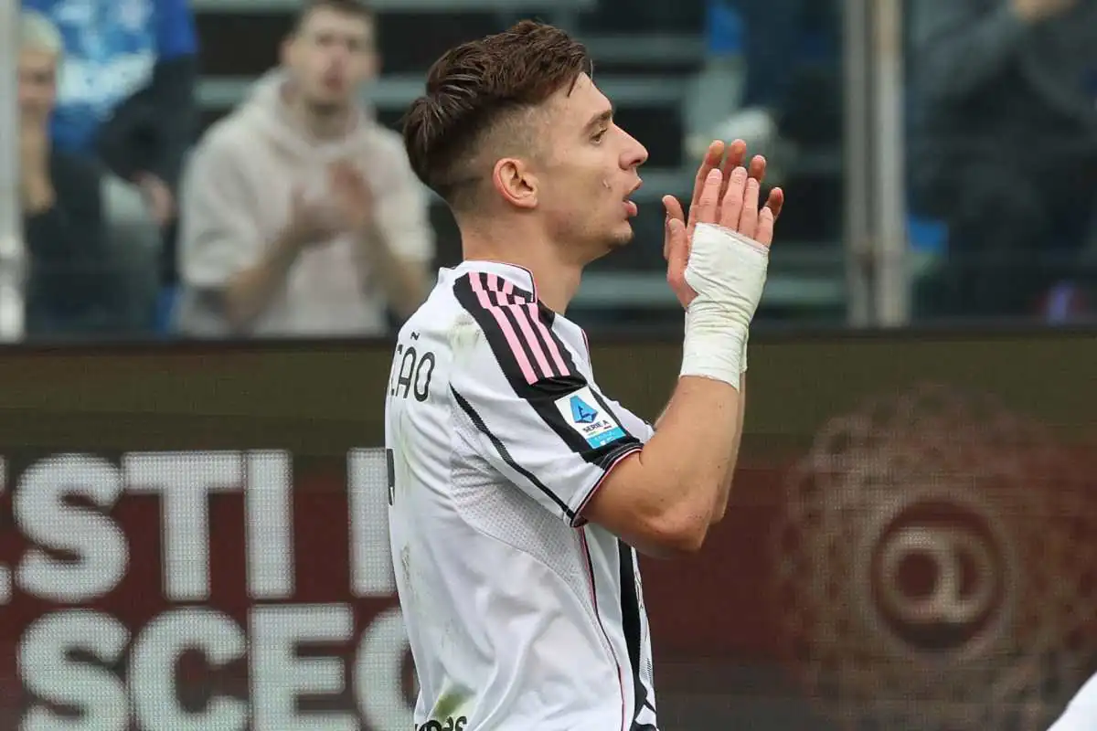 Francisco Conceição in campo con la maglia della Juventus durante una partita di campionato allo stadio Giuseppe Sinigaglia