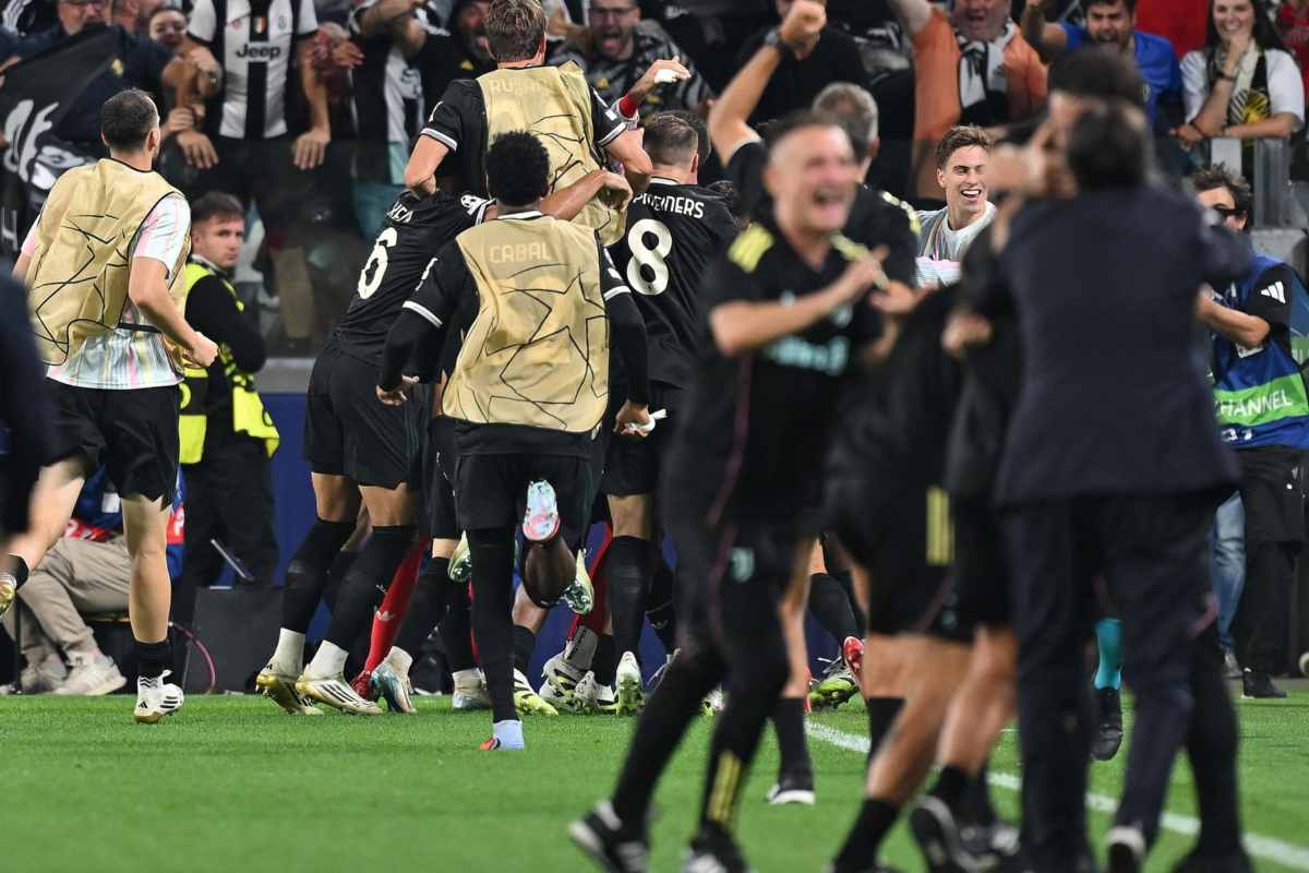 I calciatori della Juventus esultano dopo la rete realizzata da Lloyd Kelly nel match contro il Borussia Dortmund