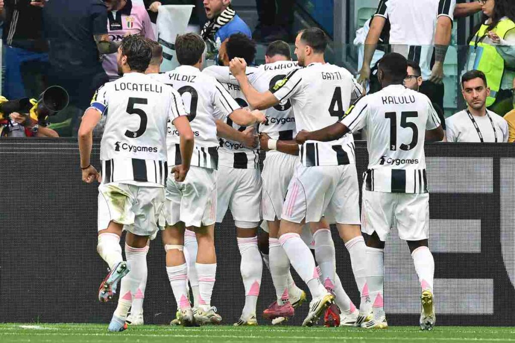 I calciatori della Juventus esultano dopo la rete realizzata da Lloyd Kelly nel match contro l'Inter